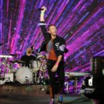 Coldplay sorprende al invitar a Michael J. Fox a tocar la guitarra en Glastonbury: "Gracias a ti somos un grupo"