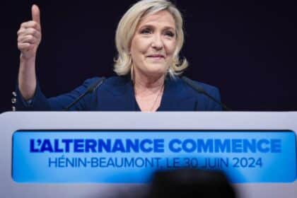 Le Pen feiert ihren Sieg in der ersten Runde der Parlamentswahlen in Frankreich mit 34 % der Stimmen