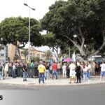 Mehrere Hundert Menschen wehren sich gegen die illegale Einwanderung auf die Kanarischen Inseln, unter Beschimpfungen und Beleidigungen gegen Sánchez