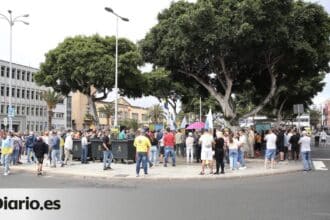 Mehrere Hundert Menschen wehren sich gegen die illegale Einwanderung auf die Kanarischen Inseln, unter Beschimpfungen und Beleidigungen gegen Sánchez