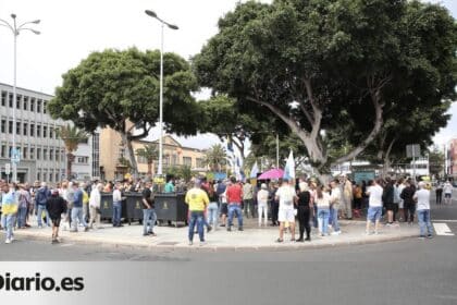 Mehrere Hundert Menschen wehren sich gegen die illegale Einwanderung auf die Kanarischen Inseln, unter Beschimpfungen und Beleidigungen gegen Sánchez