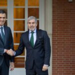 Pedro Sánchez, presidente del Gobierno, recibe a Fernando Clavijo, presidente de Canarias, este jueves en Moncloa.