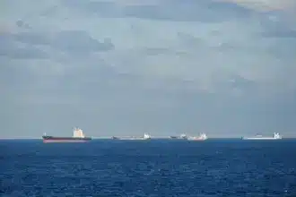 Schiff fährt Manöver vor Kanaren