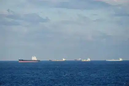 Schiff fährt Manöver vor Kanaren