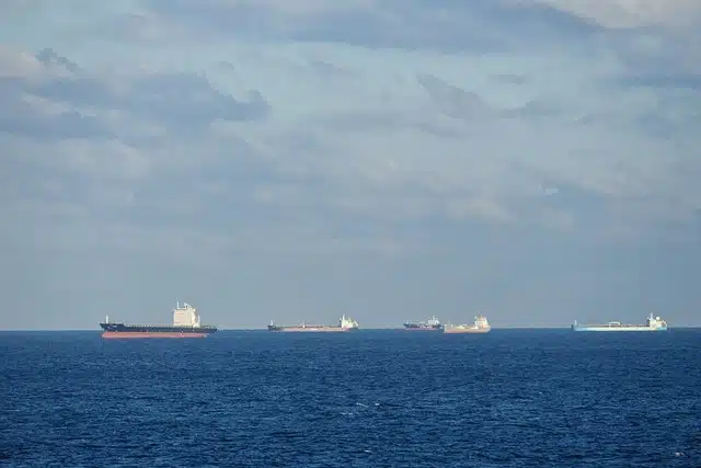 Schiff fährt Manöver vor Kanaren